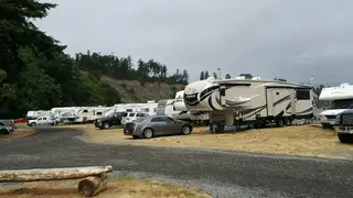 RV sites and picnic table at Beachcomber RV Park