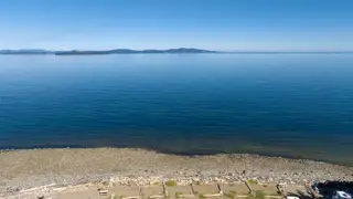 Rocky beach and calm water at Beachcomber RV Park