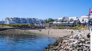 Sidney sea wall and beach near Beachcomber RV Park