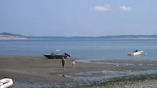 Low tide and small boats near Beachcomber RV Park