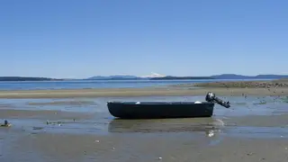 Small boat on the beach at low tide near Beachcomber RV Park